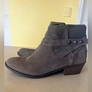Kensie Genuine Suede Ankle Boots
Size 7.5
New With Tags